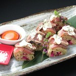 藁焼きにしたカツオを使用し、藁の芳ばしい香りとニンニクがクセになる逸品。
塩、黄身醤油でお召しあがり下さい。