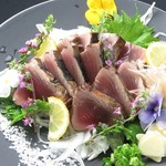 ハーフ　1,080円
その場で焼き上げる為芳ばしい香りが魅力のカツオたたき。
薬味たっぷりで味の変化も楽しめます。塩、ポン酢でお召し上がりください。