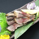 脂ののった鯖を藁焼きにすると脂がにじみ出てとにかくうまい！塩、わさびでどうぞ！