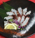 ぷりぷりの明石タコを藁焼きに！一味塩でお召し上がりください。