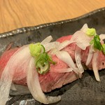 二貫
自家製のジューシーなローストビーフで贅沢握り！
わさびと九州醤油がよく合います。