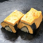 濃厚な玉子を使用した自家製厚焼き玉子。赤酢のシャリとほどよい甘さがよく合います。