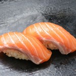 とろけるような脂と赤酢のシャリがよく合います。