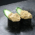 海鮮と納豆を巻き込んだ細巻き。さっぱりと梅風味で食べやすいです。