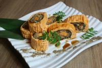 うなぎの巻き寿司にだし巻きをコーティング！ふわふわ食感と自家製甘だれで食欲をそそります。