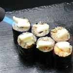 ハーフ　820円
海老天、蒸し穴天、玉子天、大葉を巻き込んだ太巻きハーフ(1本　1630円)しっかり食べ応えがあり甘だれがよく合います。