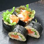 海老、サーモン、ホタテ、玉子、きゅうり、サラダ、マヨネーズを巻き込んだ太巻き。マヨネーズのアクセントがよく合います。
1本　1,410円