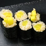 たくあんを巻き込んだ細巻き。食感よく甘みのあるたくあんが美味。