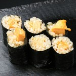 濃厚な玉子を使った自家製の厚焼き玉子を巻き込んだ細巻き。濃厚な味わいと甘みが美味。