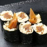 甘辛く炊いたかんぴょうを巻き込んだ細巻き。