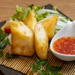 色々海鮮にホワイトソース、ベーコン、チーズの贅沢春巻き！
チリソースをアクセントに。