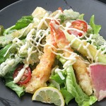 人気のサラダ！旬の野菜も食べられお得です！玉ねぎドレッシングでどうぞ！