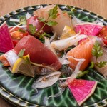 まぐろ・サーモン・白身を使用したさっぱりとした一品です