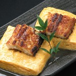 鰹出汁の効いただし巻きの中にうなぎを巻き込んでいます。甘ダレでお召し上がりください。