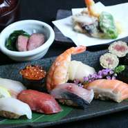 1番人気のオススメランチ！握り8貫と細巻き、天ぷら、小鉢、赤だしがついたお得なランチ。