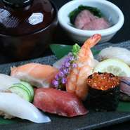 赤字覚悟のお得な寿司ランチ！小鉢、寿司10貫、赤だしがついたお得なランチ。