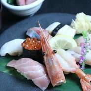 贅沢なネタが自慢の特上寿司セット。小鉢、贅沢なネタの特上寿司8貫、赤だしのついたランチ。