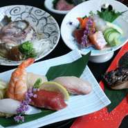 コース仕立ての贅沢なランチ。小鉢、お造り3種、天然鯛骨蒸し、西京焼き、握り寿司、赤だしのついた満足感のあるランチ。