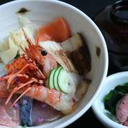 数種類の贅沢なネタを使用した特上海鮮丼セット。小鉢、赤だし付き