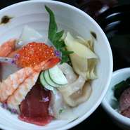 数種類のネタを使ったお得な海鮮丼。小鉢、赤だし付き