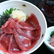 マグロ一色のマグロ好きのためのマグロ丼セット！小鉢、赤だし付き