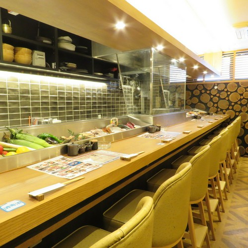 調理風景を間近に眺めながら、食事を楽しむカウンター席