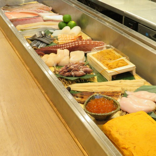 カウンター前のネタケース