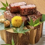 ブラックペッパーがアクセント。
粒マスタードとの相性も抜群の一品です。