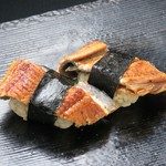 うなぎの蒲焼きをにぎりに。ふわっとした食感と甘ダレがシャリとよく合います。