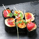 黄身を醤油漬けにしマグロ赤身を巻き込んだ細巻き。
黄身のねっとり感がやみつきになります。