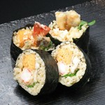 ハーフ　820円
海老天、蒸し穴天、玉子天、大葉を巻き込んだ太巻きハーフ(1本　1,630円)しっかり食べ応えがあり甘だれがよく合います。