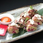 藁焼きにしたカツオを使用し、藁の芳ばしい香りとニンニクがクセになる逸品。
塩、黄身醤油でお召しあがり下さい。