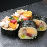 ハーフ　870円
数種類の海鮮、玉子、大葉、ゴマ、きゅうり、たくあんを巻き込んだ太巻きハーフ(１本　1,740円)一度にいろいろな味が楽しめる贅沢な太巻き。