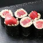 マグロ赤身を巻き込んだ細巻き。さっぱりとマグロの旨みを感じられます。