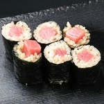 マグロトロを巻き込んだ細巻き。上質な脂がシャリとよく絡みます。
叩いたトロとネギを巻き込んだ細巻き。トロの脂とネギの相性は抜群です。