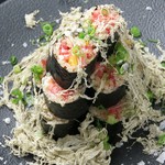 細巻き2本分にとろろ昆布をまぶし塩で食べるトロタク！一味違った漁火名物を堪能して下さい。