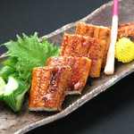 ふわっとしたうなぎを甘ダレでどうぞ。