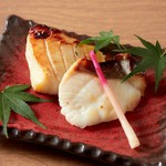 750円より
西京焼きの香りと銀だらの旨みがマッチした一品。
特に日本酒との相性は抜群です。