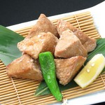 マグロのトロを使った竜田揚げは口の中いっぱいに旨みが広がります。