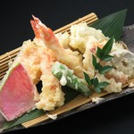 海老をはじめ海鮮と野菜が入った盛り合わせ。