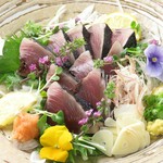 ハーフ　860円
その場で焼き上げる為芳ばしい香りが魅力のかつおたたき。
薬味たっぷりで味の変化も楽しめます。塩、ポン酢でお召し上がりください。