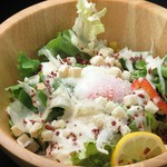 真ん中に温泉玉子をトッピング！ベーコンと粉チーズの風味が◎