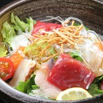 数種類の海鮮をふんだんに使ったサラダ。さっぱりとゆずドレッシングでお召し上がりください！