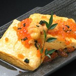 鰹だしの効いただし巻きに贅沢にいくらやウニを！映えます！