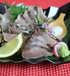 脂ののったサワラを芳ばしく藁焼きに！薬味と一緒にわさび塩や醤油でお召し上がりください。