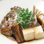 天然鯛のあらを甘辛く炊いています。やっぱりうまい。