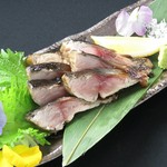 脂ののった鯖を藁焼きにすると脂がにじみ出てとにかくうまい！塩、わさびでどうぞ！