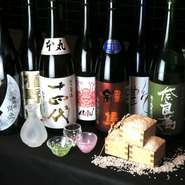 こだわりの冷酒は常時15～20種類とバラエティ豊かにラインナップ。日本各地の銘柄が用意されており、多彩に楽しむことができそうです。職人入魂の寿司とあわせて、贅沢に賞味あれ。