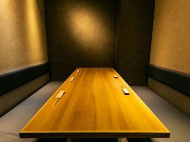 プライベート空間で食事を楽しめる個室も完備