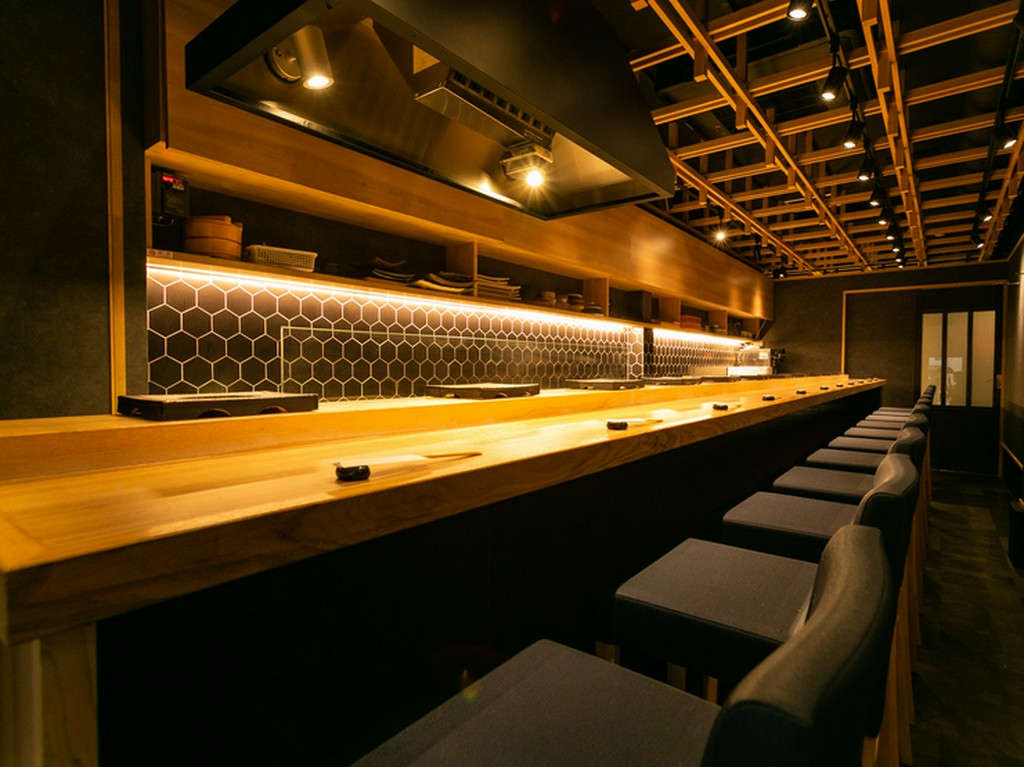 美しいカウンター席がお出迎え